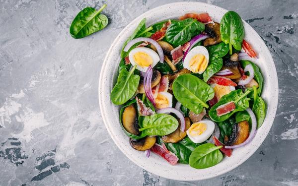 Recette de salade d'épinards avec oeufs, bacon, champignon et oignons rouges