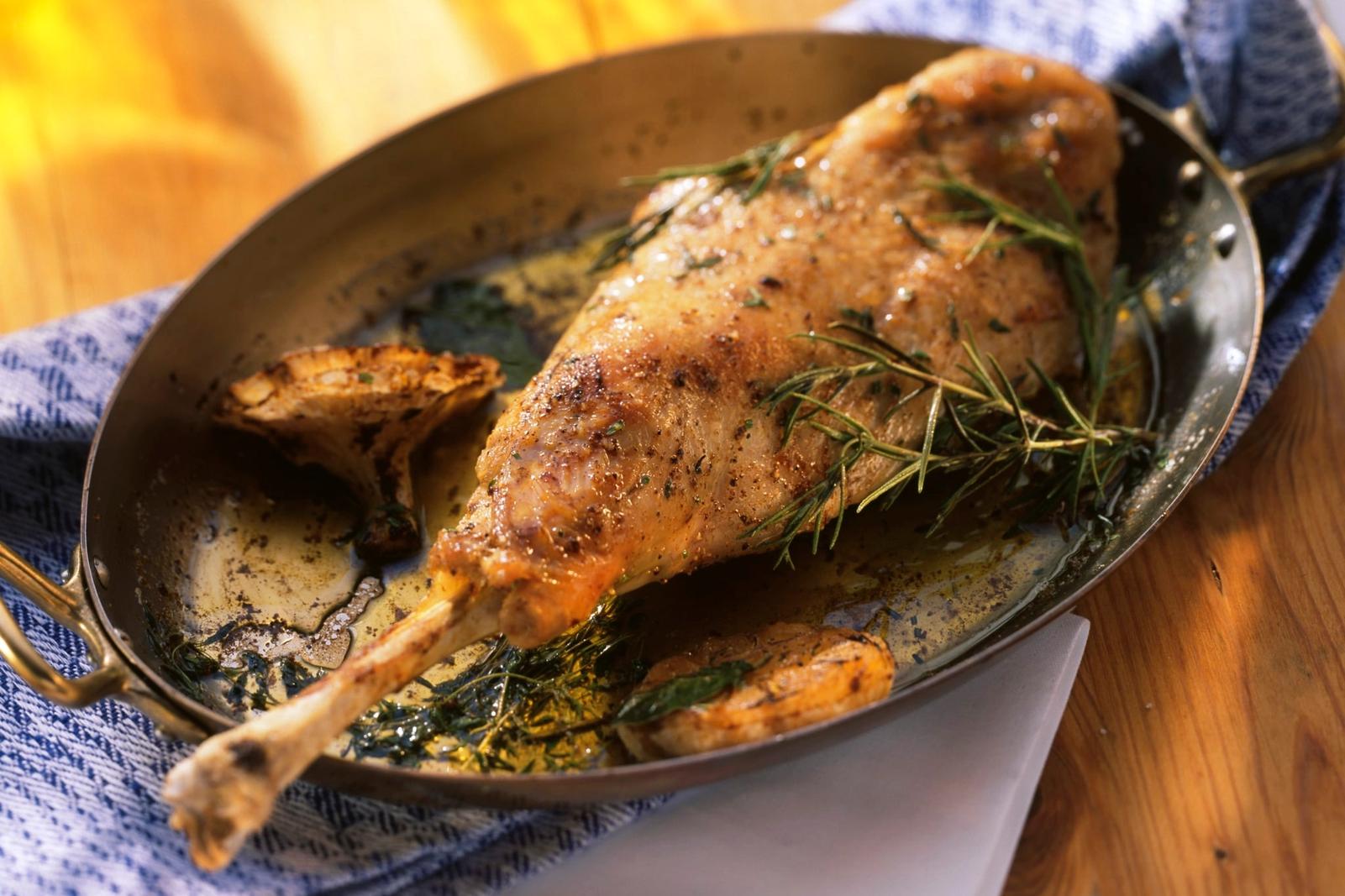 Gigot de chevreau braisé à l'ail et aux herbes