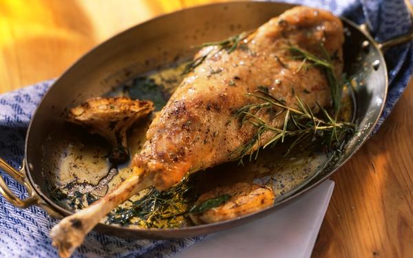 Gigot de chevreau braisé à l'ail et aux herbes