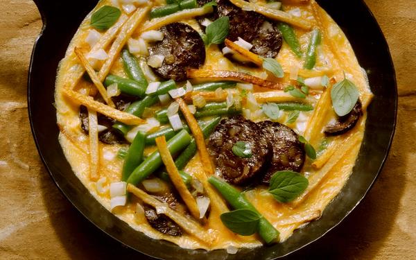 Omelette aux pommes de terre avec boudin noir et haricots verts