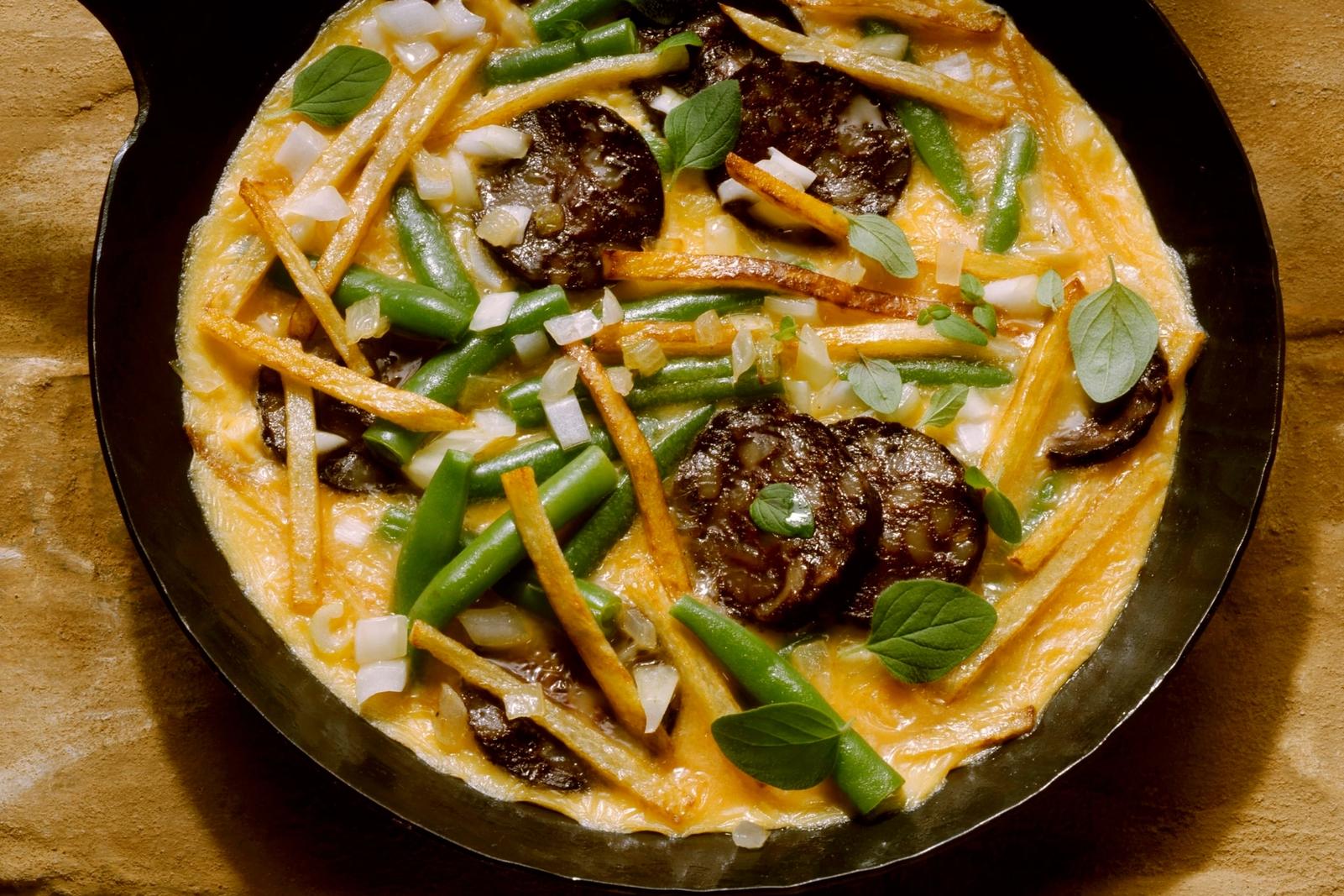 Omelette aux pommes de terre avec boudin noir et haricots verts