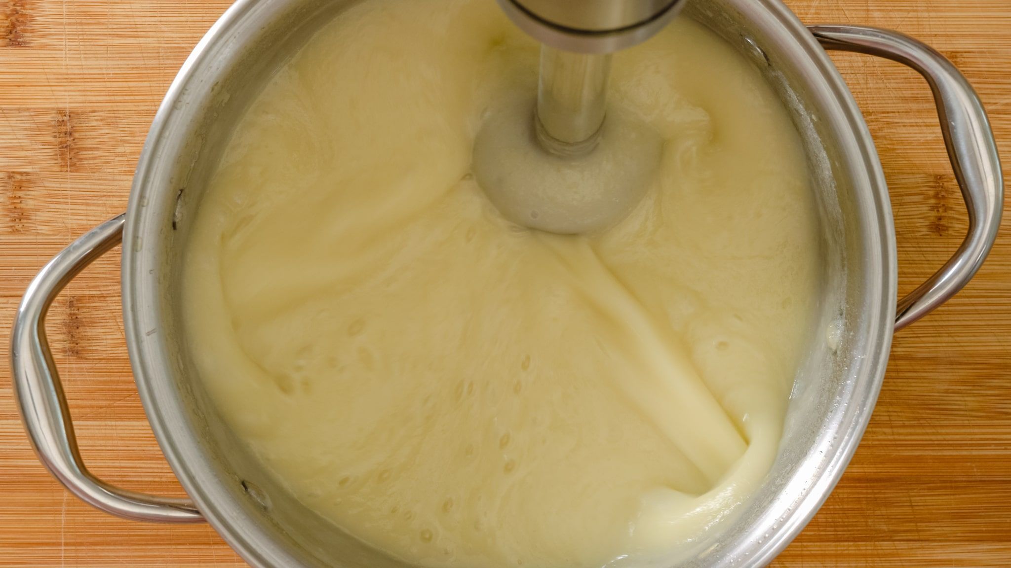 Recette crémeuse de soupe de céleri en purée