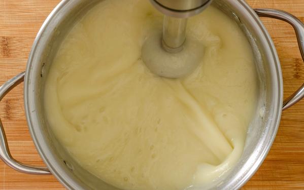 Recette crémeuse de soupe de céleri en purée