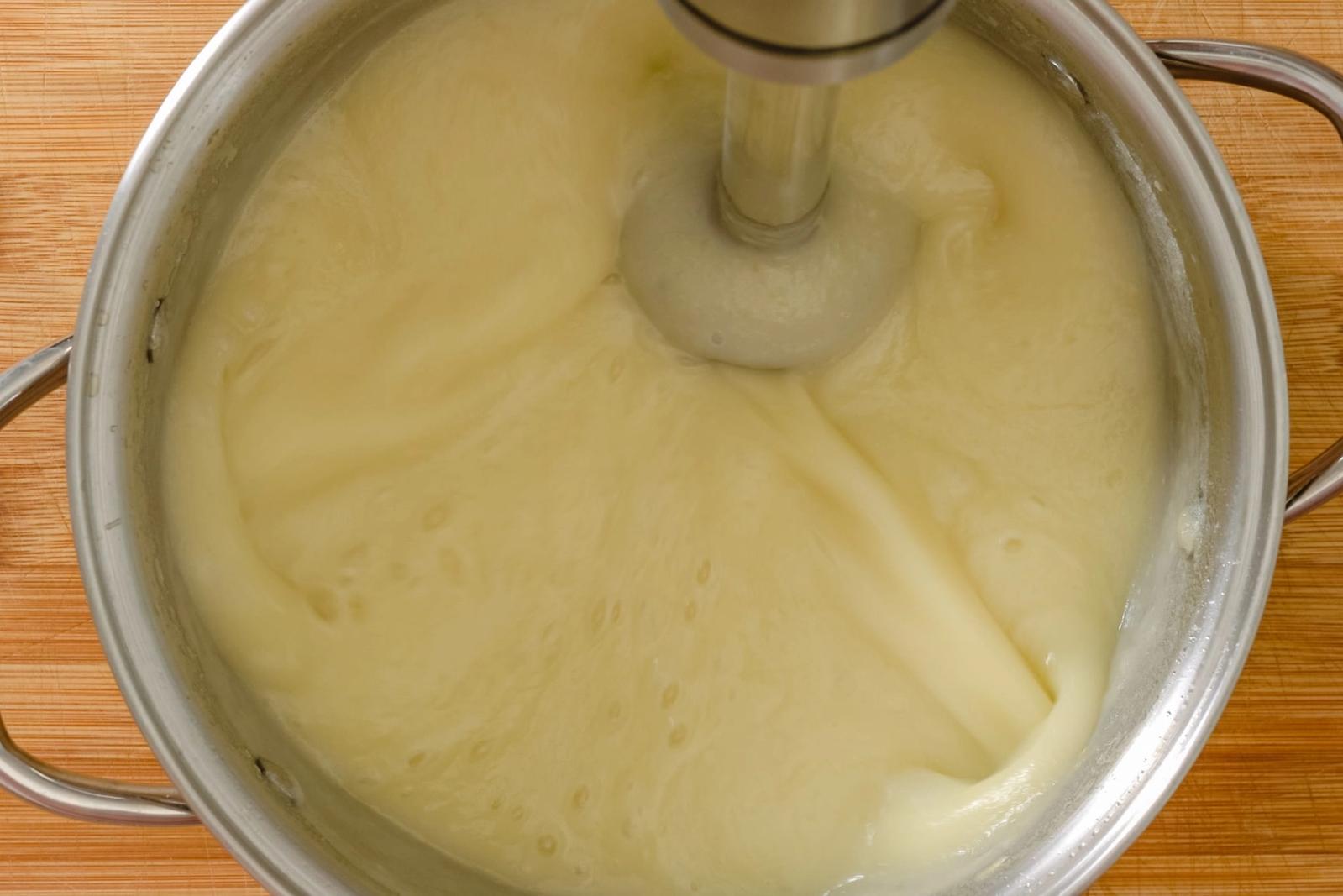 Recette crémeuse de soupe de céleri en purée