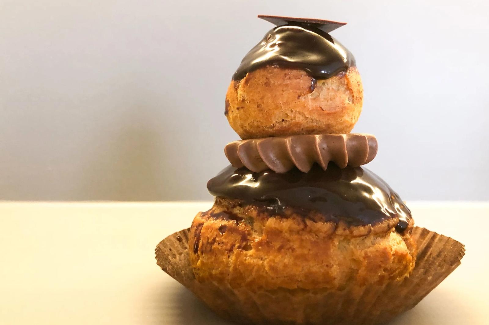 Éclair au chocolat à deux étages (religieuse)
