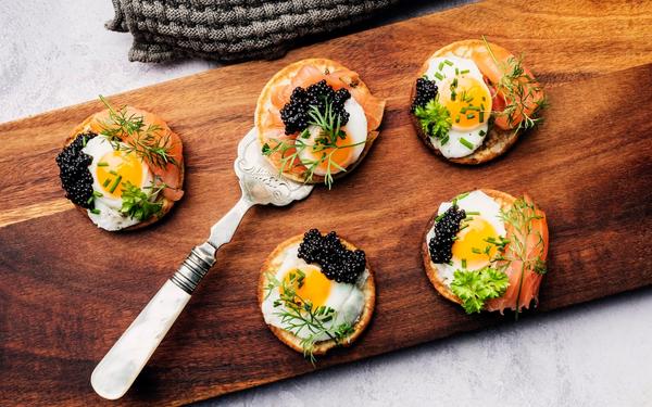Blinis aux œufs de caille, saumon fumé et caviar