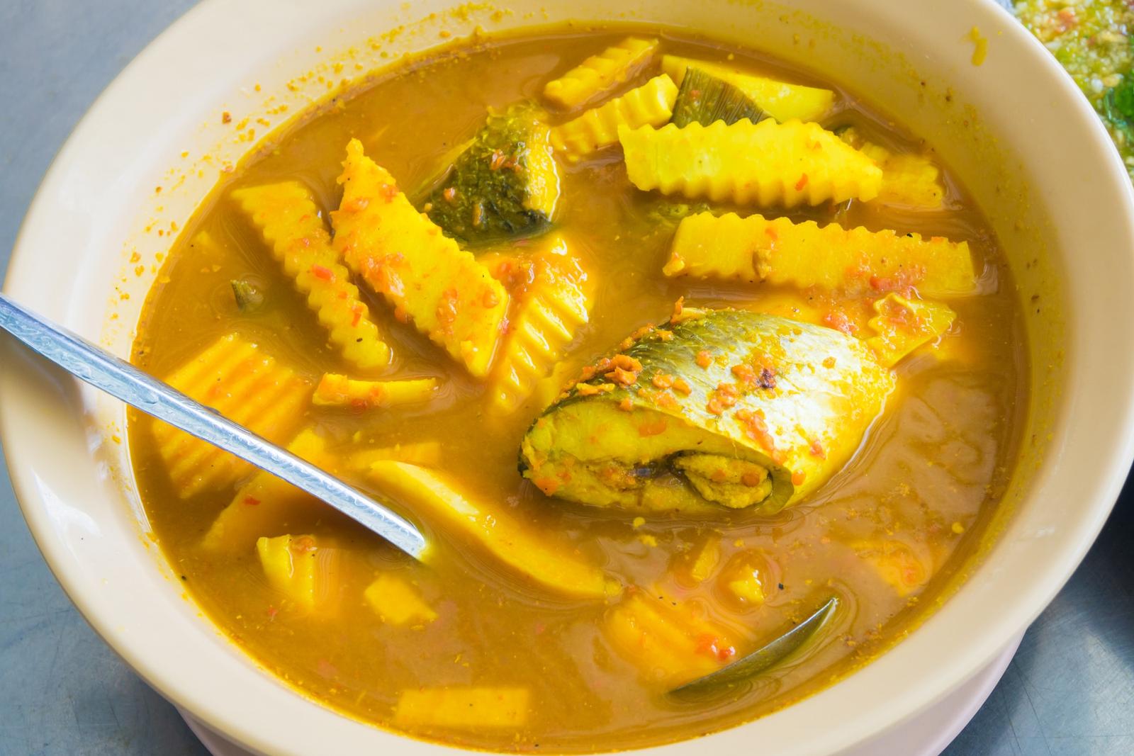 Soupe de poisson au citron et à la noix de coco