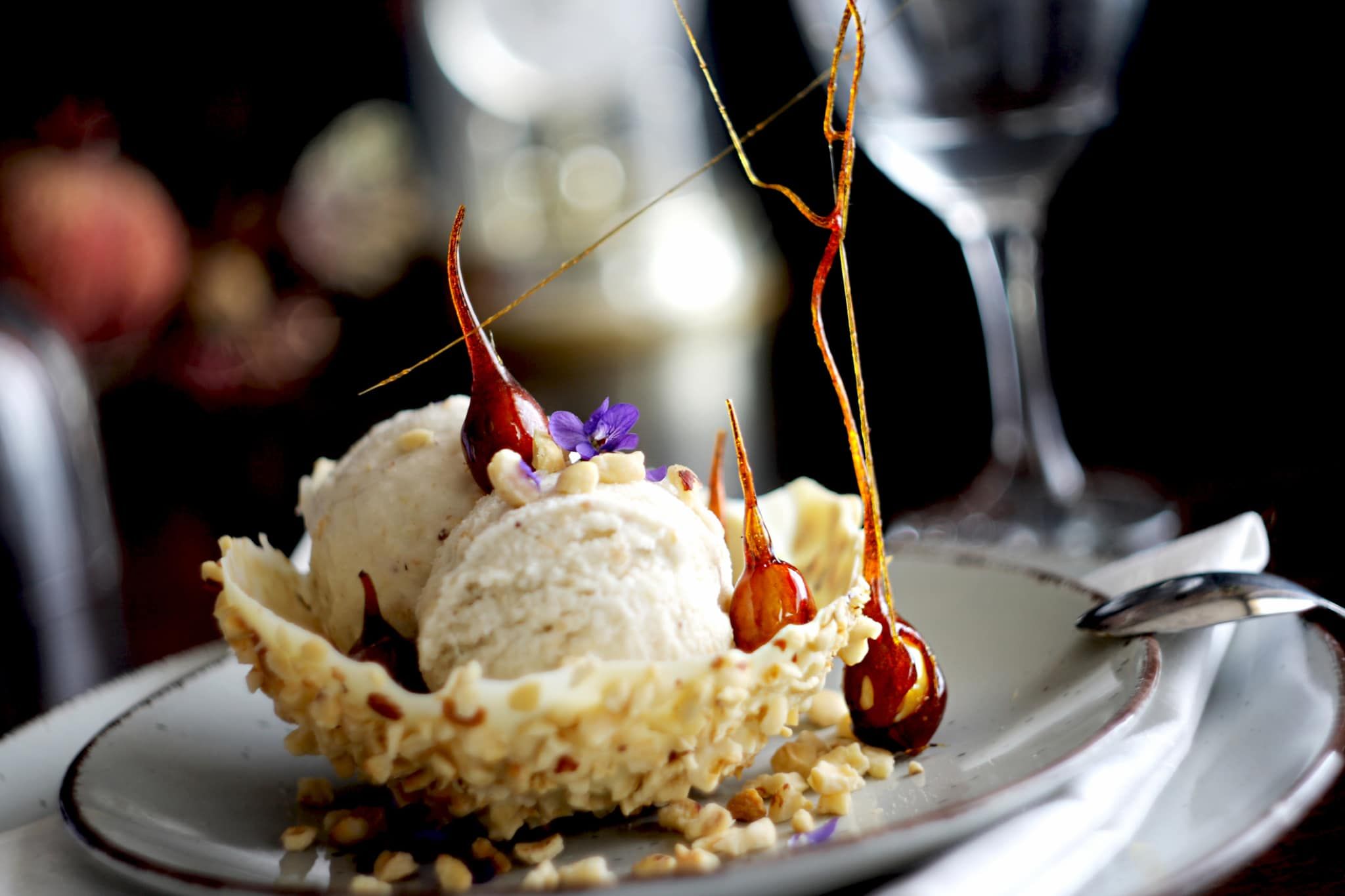 Glace de topinambour dans un bol blanc de chocolat