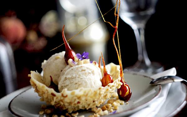 Glace de topinambour dans un bol blanc de chocolat