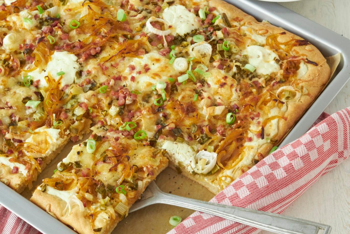 Tarte à l'oignon de l'Allgäu à la crème aigre, fromage et jambon