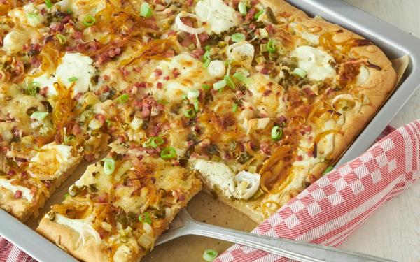 Tarte à l'oignon de l'Allgäu à la crème aigre, fromage et jambon