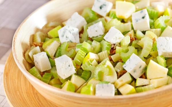 Salade de pomme et de céleri au fromage bleu