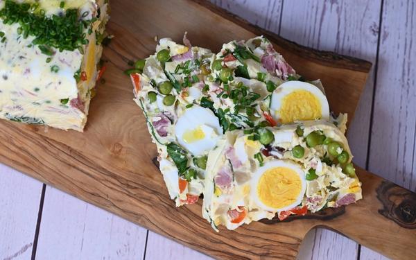 Aspic aux œufs, aux petits pois et au jambon