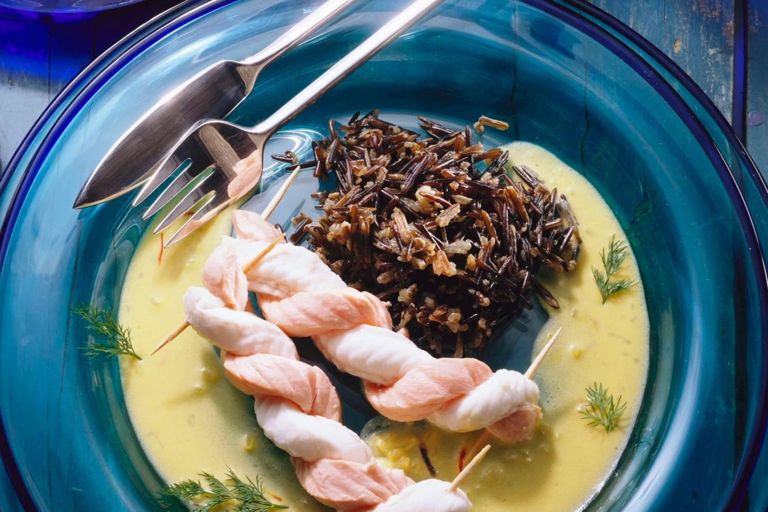 Saumon et sole tressés, riz sauvage, sauce au safran
