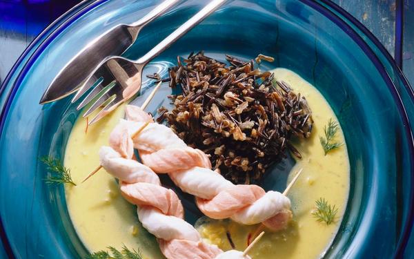 Saumon et sole tressés, riz sauvage, sauce au safran