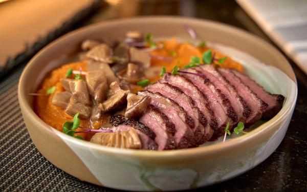 Magret de canard rôti, purée de potimarron, poêlée de champignons et micropousses