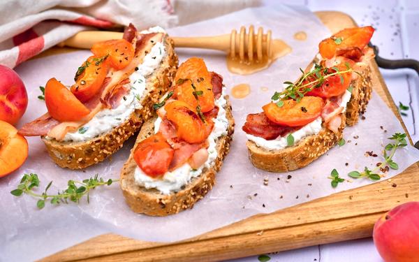 Tartines aux abricots rôtis et chèvre frais