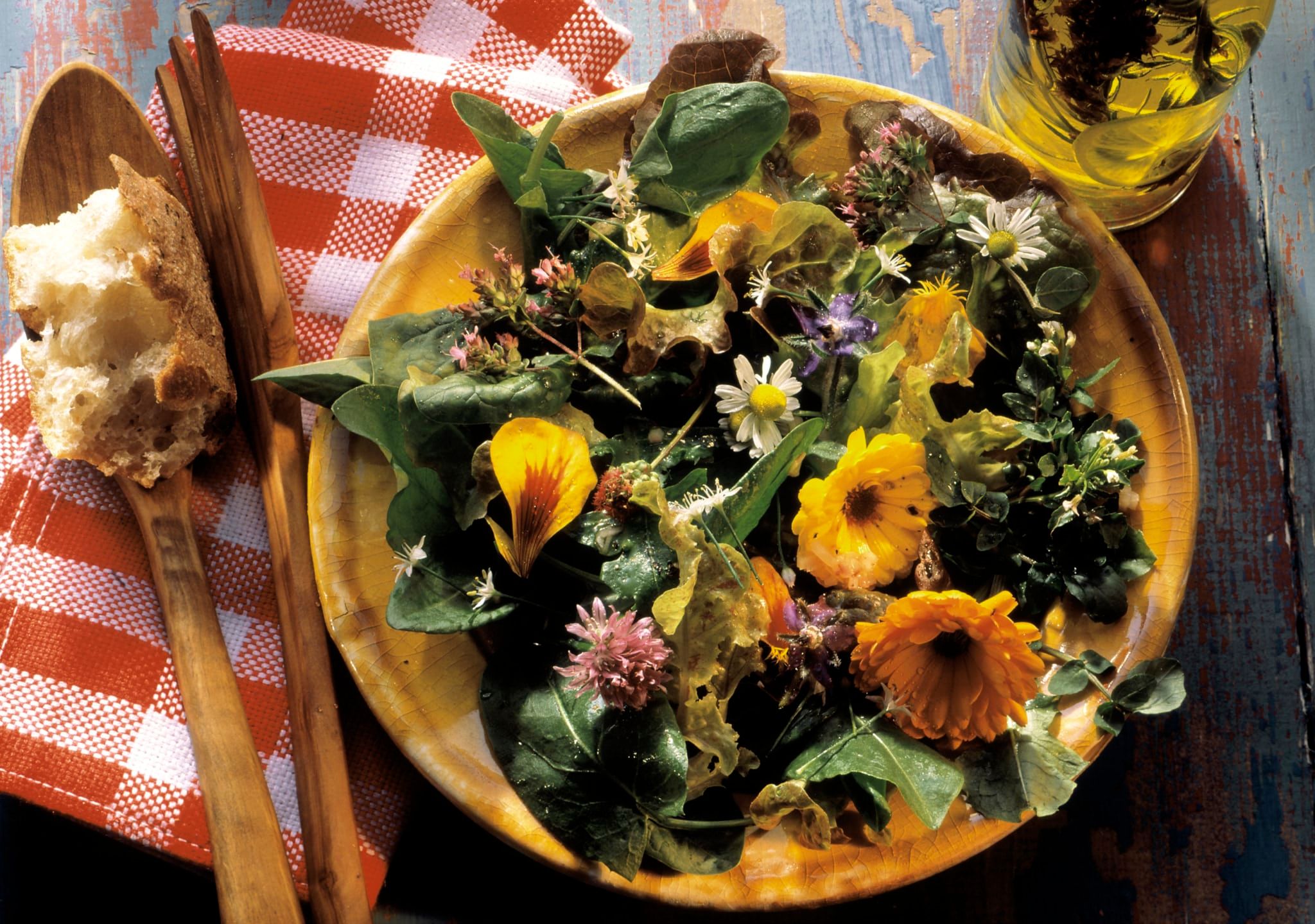 Salade printanière de jeunes pousses et de fleurs
