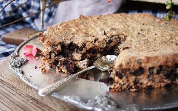 Torte au chocolat, aux noix et aux dattes