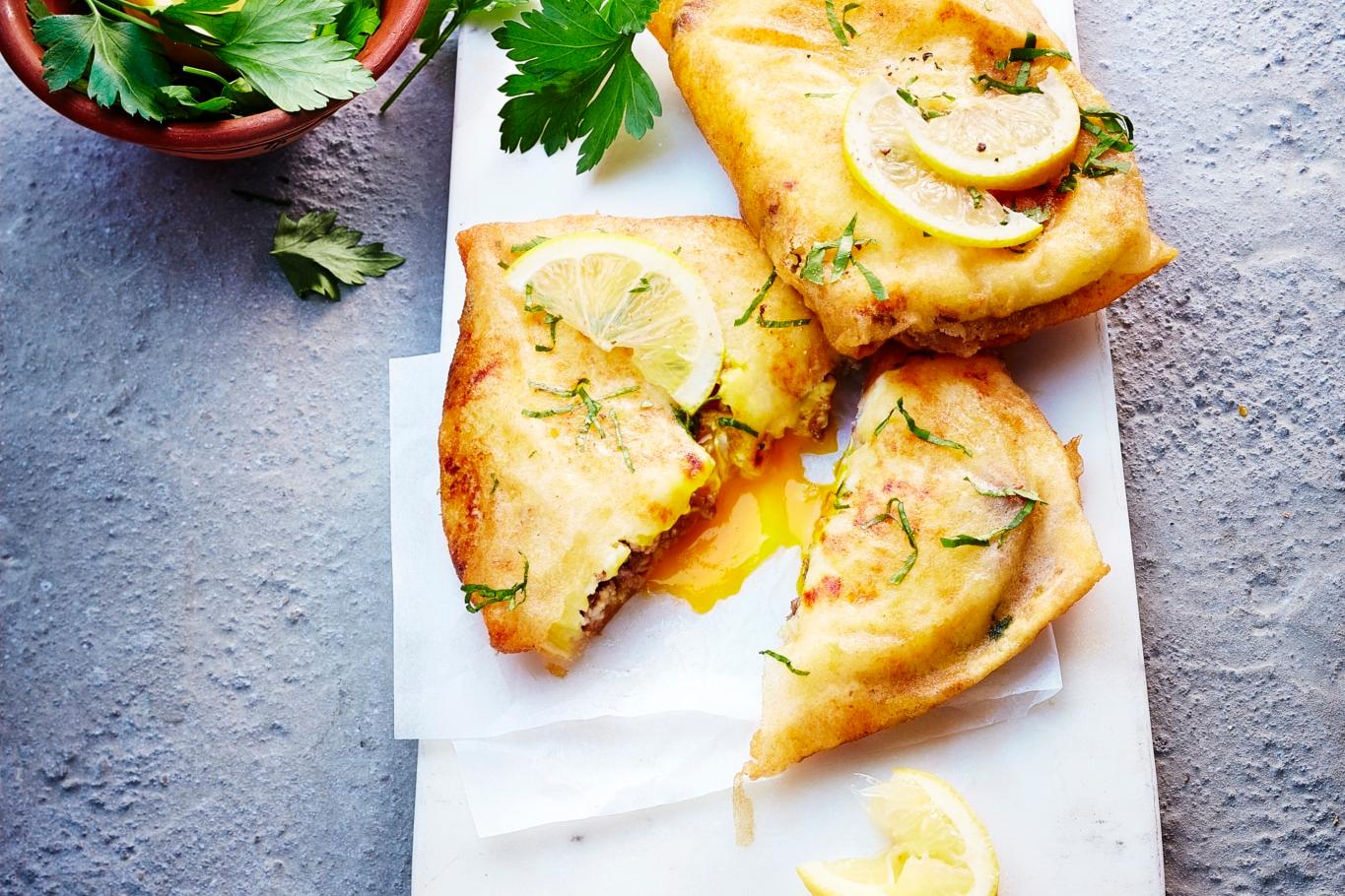 Bourek à la viande hachée, œuf coulant et persil