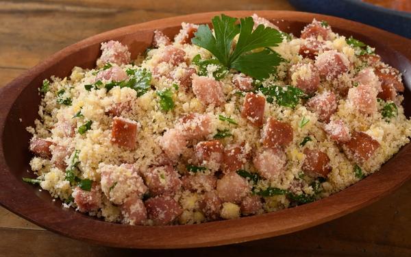 Farofa (farine de manioc) avec saucisse, bacon et chou