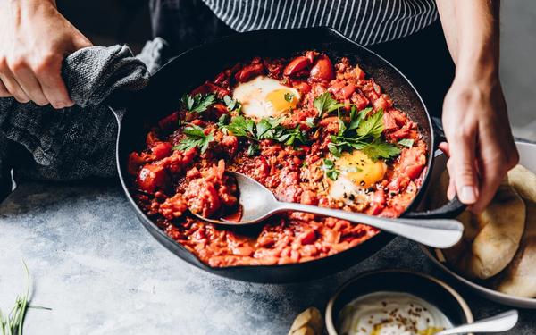Recette de shakshuka avec des œufs pochés