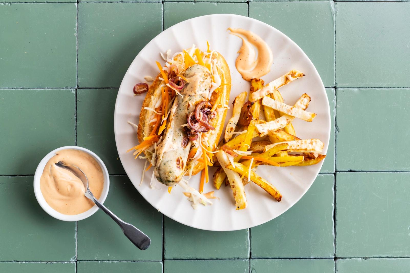 Hot-dog aux tripes, salade de carotte et chou blanc, frites sauce samouraï