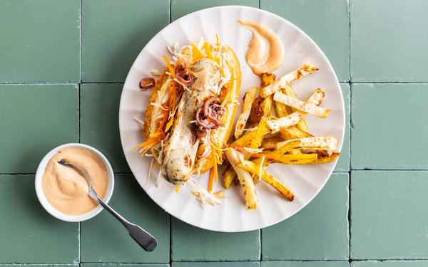 Hot-dog aux tripes, salade de carotte et chou blanc, frites sauce samouraï