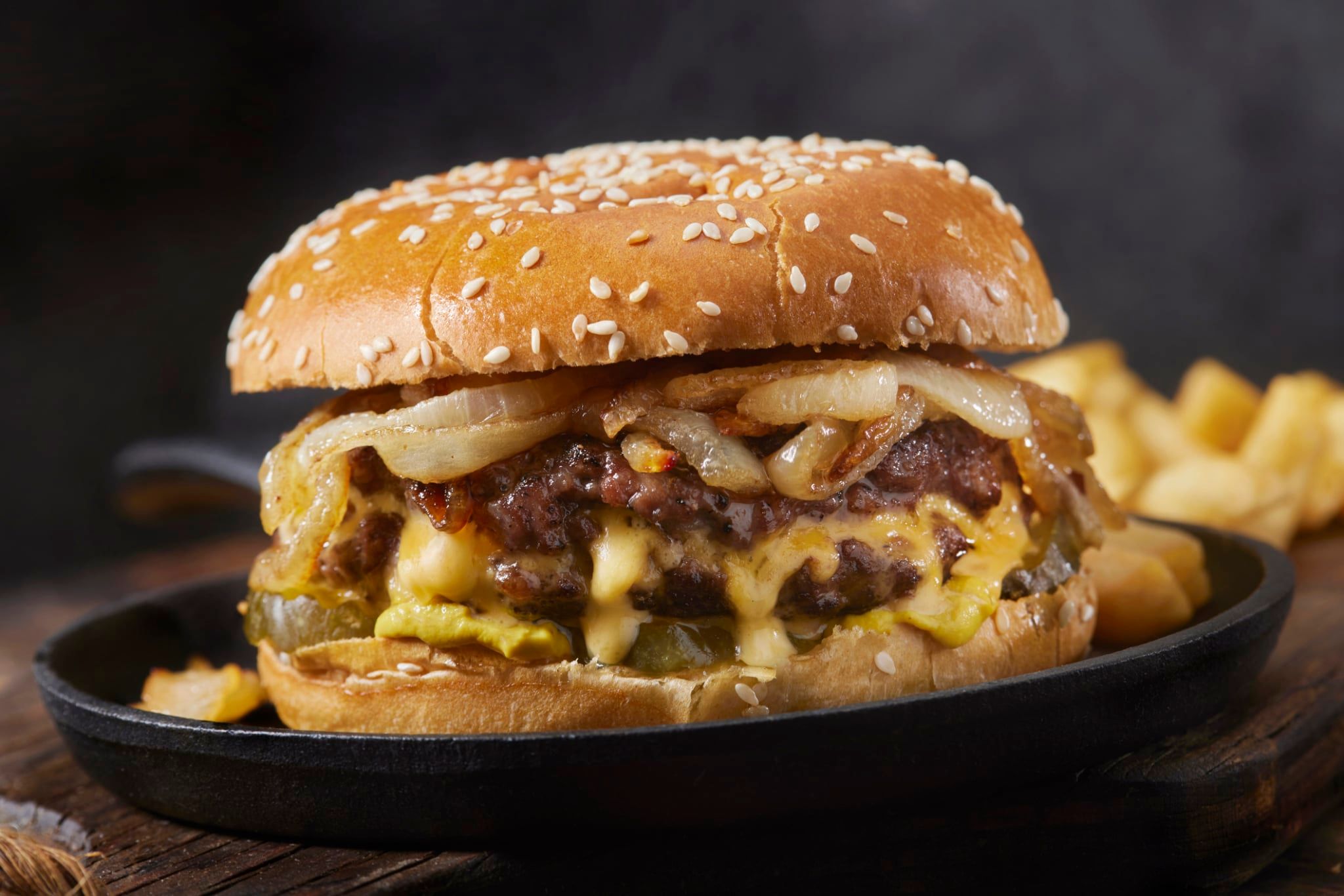 Cheeseburger farci Juicy Lucy aux oignons frits