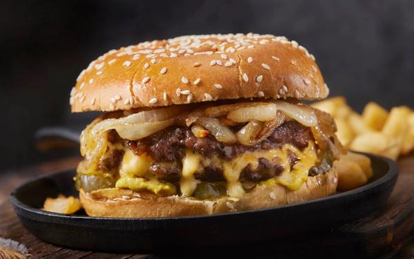 Cheeseburger farci Juicy Lucy aux oignons frits