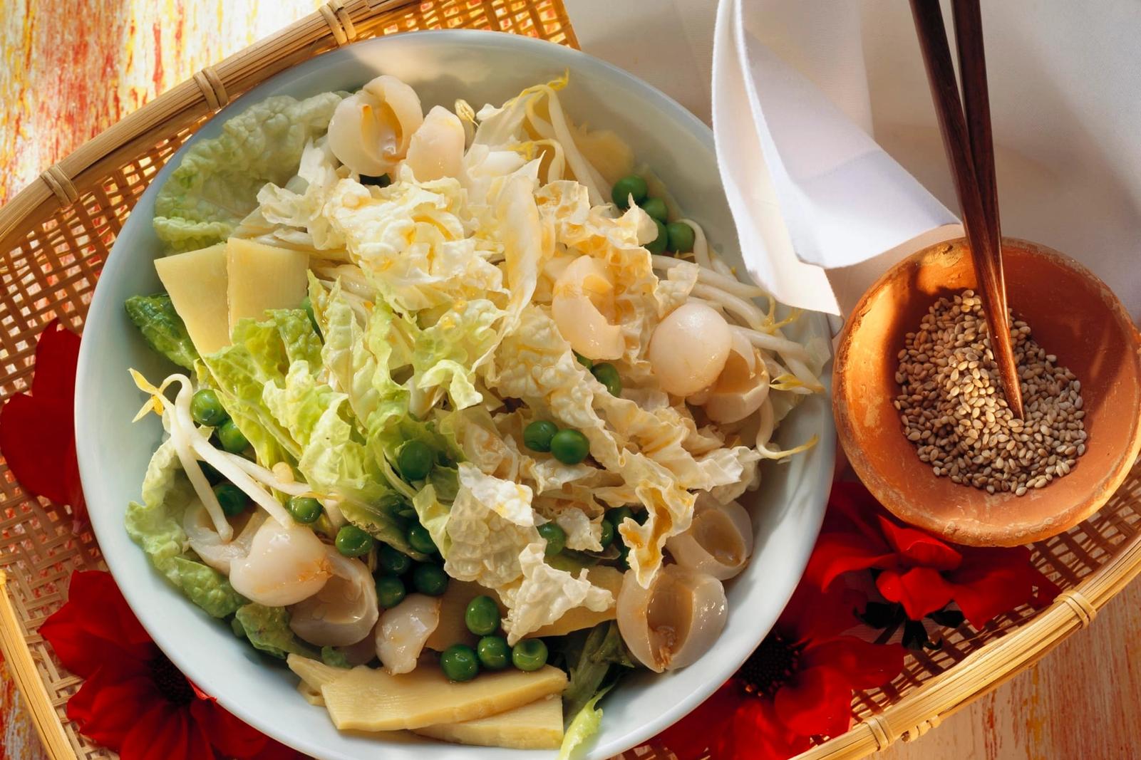Salade de chou chinois aux litchis, petits pois, pousses de soja et bambou