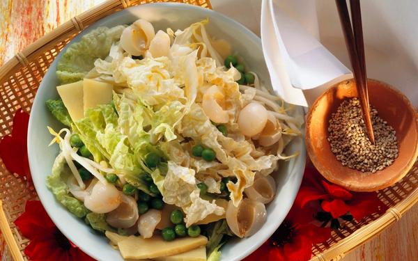 Salade de chou chinois aux litchis, petits pois, pousses de soja et bambou