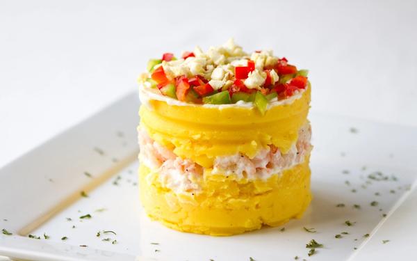 Causa aux crevettes, plat péruvien traditionnel