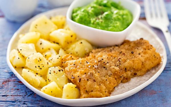 Églefin battu, pommes de terre, purée de pois