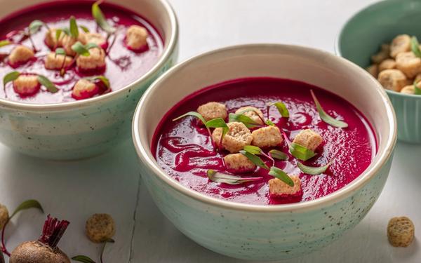 Soupe de bortsch végétarienne avec croûtons et crème