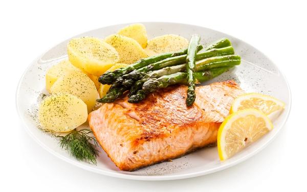 Saumon grillé, pommes de terre et asperges vertes