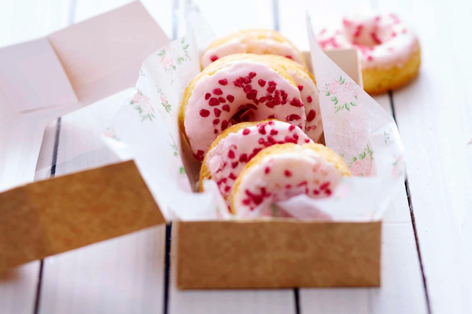 Donuts glacés au litchi et éclats de framboise