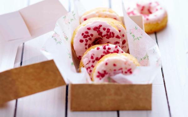 Donuts glacés au litchi et éclats de framboise