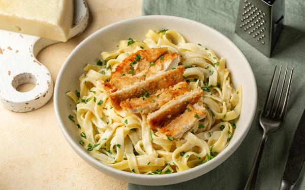 Fettuccine Alfredo (pâtes crémeuses avec poitrine de poulet)