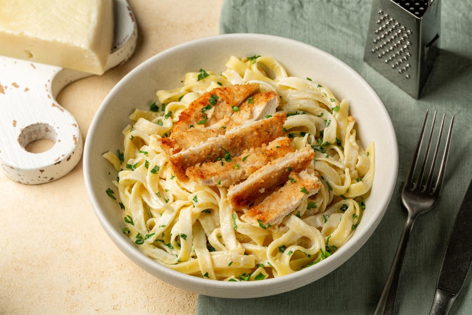 Fettuccine Alfredo (pâtes crémeuses avec poitrine de poulet)