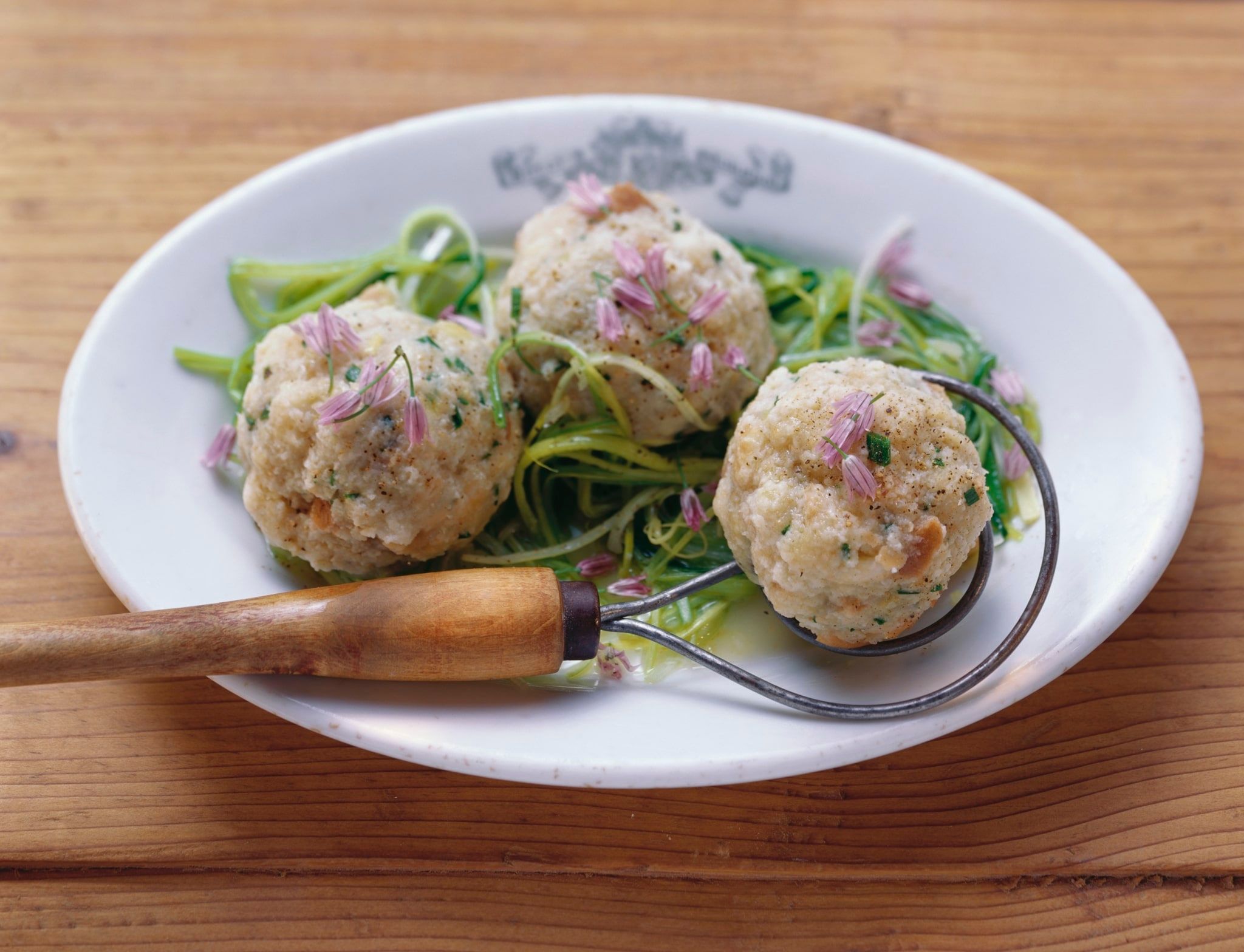 Canederli au fromage sur fondue de poireaux et fleurs de ciboulette