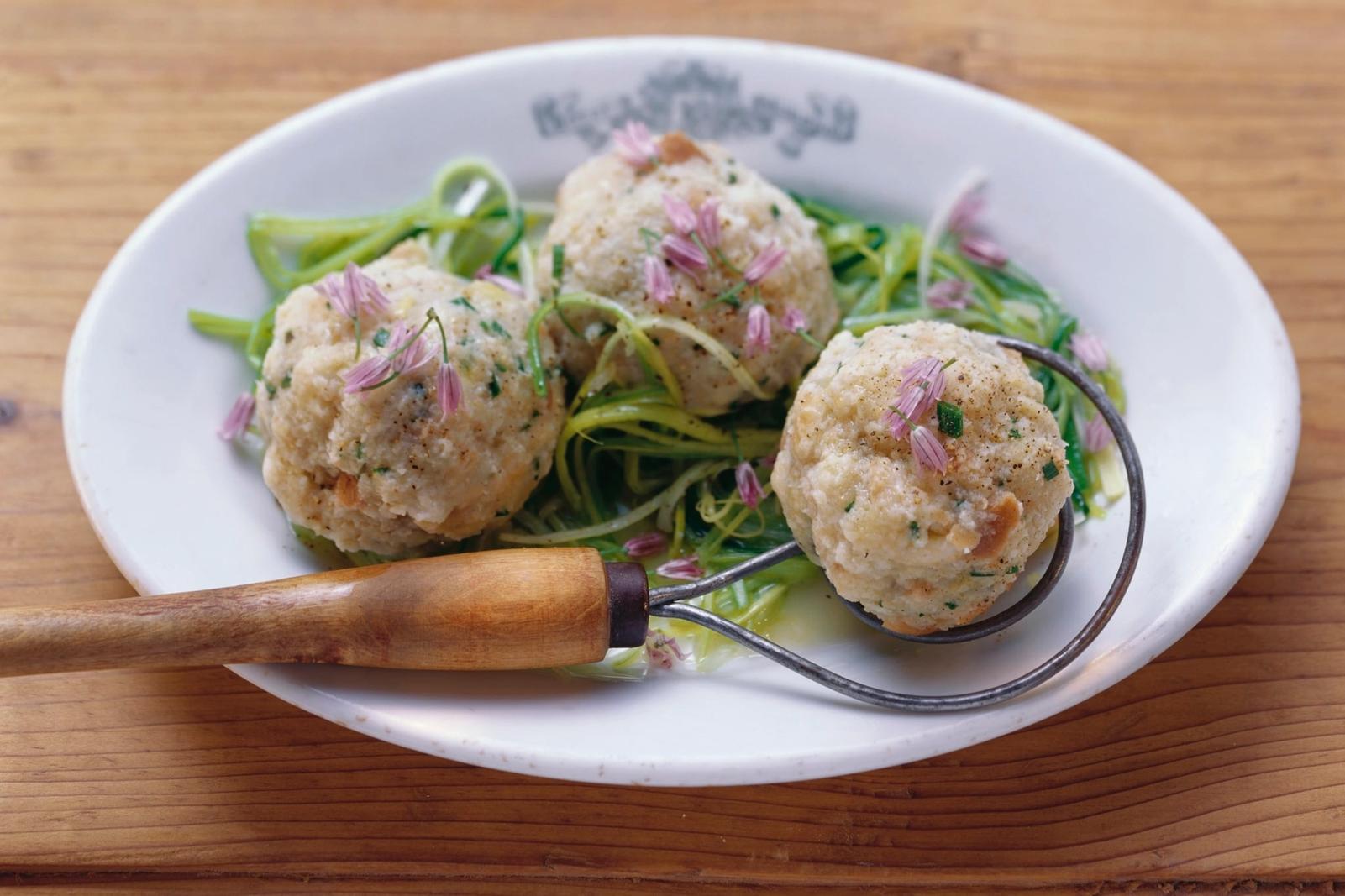 Boulettes de fromage sur poireaux