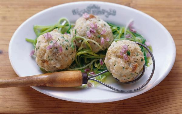 Canederli au fromage sur fondue de poireaux et fleurs de ciboulette