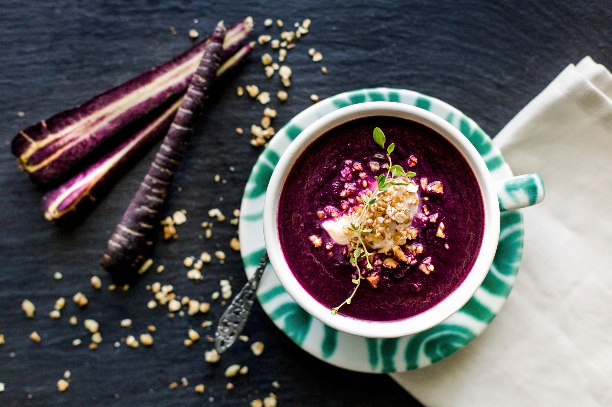 Crème de soupe de carottes violettes aux noix