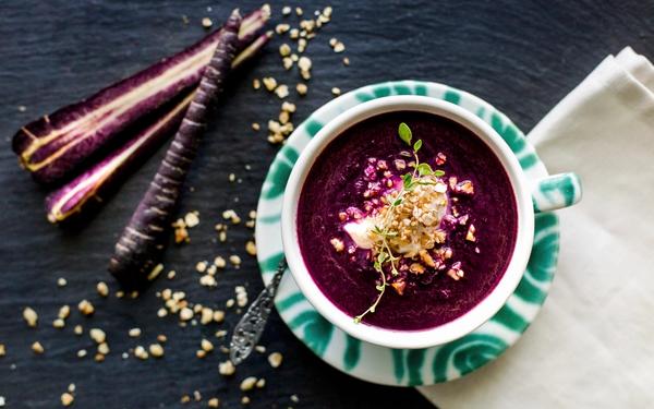 Crème de soupe de carottes violettes aux noix
