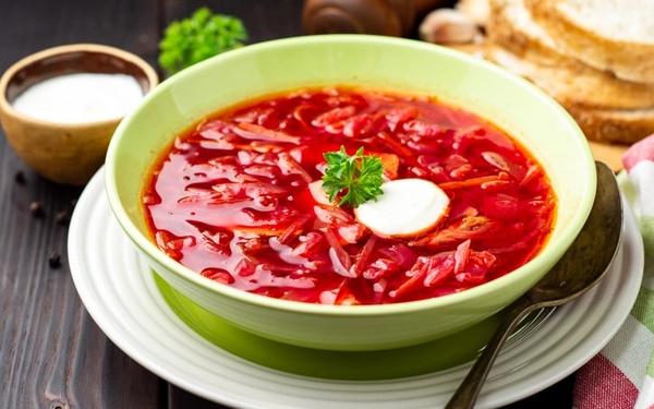 Soupe de betterave traditionnelle russe (Bortsch)