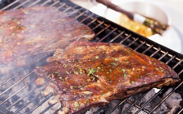 Travers de porc marinés grillés au barbecue