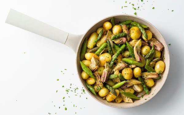 Pommes de terre sautées et légumes de printemps