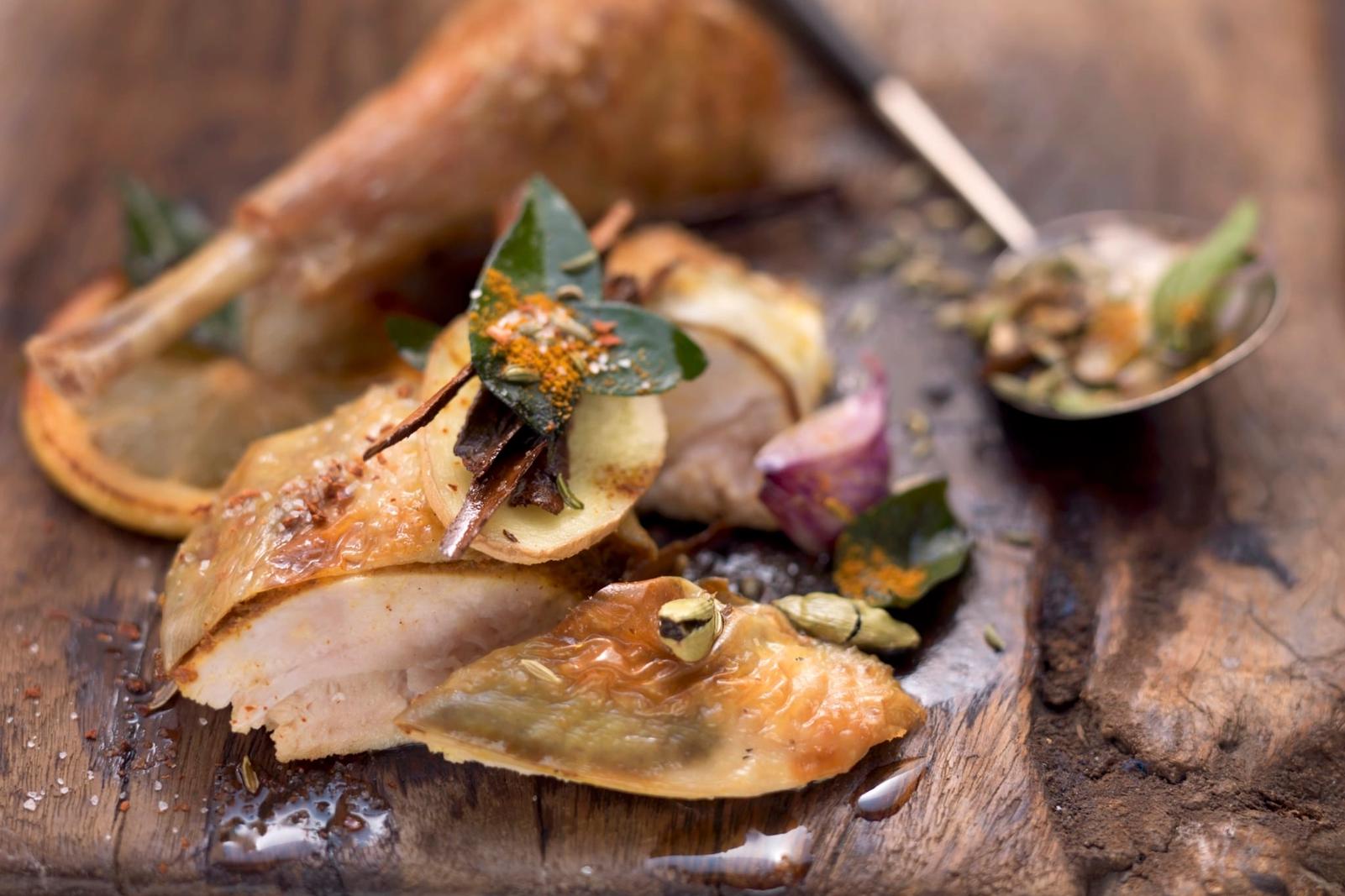 Poulet rôti indien à la cardamome et à la cannelle