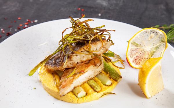 Recette bar grillé sur un lit d'asperge et galette de légumes